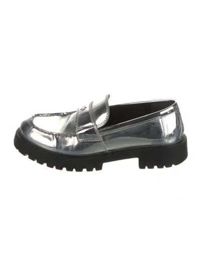Pre-owned Tory Burch Signature Logo Patent Leather Loafers In Silver