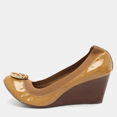 Pre-owned Tory Burch Size 37.5 Beige Patent Leather Wedge Scrunch Pumps In Sand