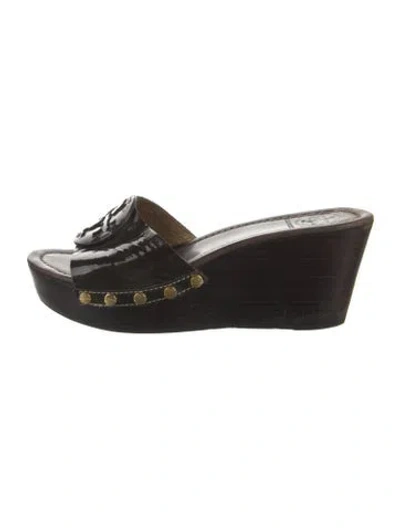 Pre-owned Tory Burch Tb Monogram Patent Leather Slides In Black