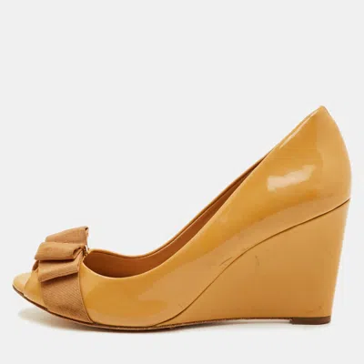 Pre-owned Tory Burch Trudy Size 38.5 Beige Patent Leather Peep Toe Wedge Pumps In Sand