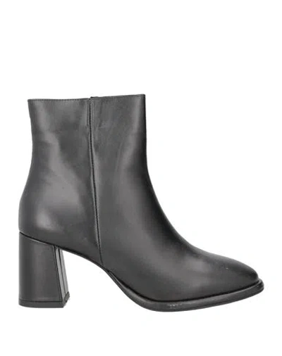 Tosca Blu Woman Ankle Boots Black Size 9 Leather