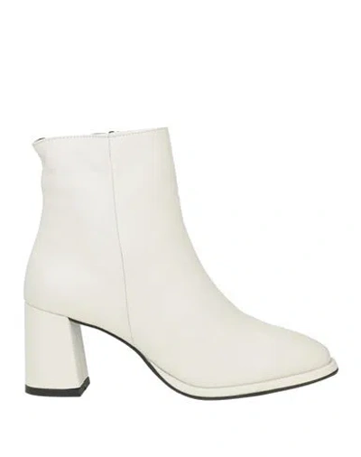 Tosca Blu Woman Ankle Boots Off White Size 8 Leather
