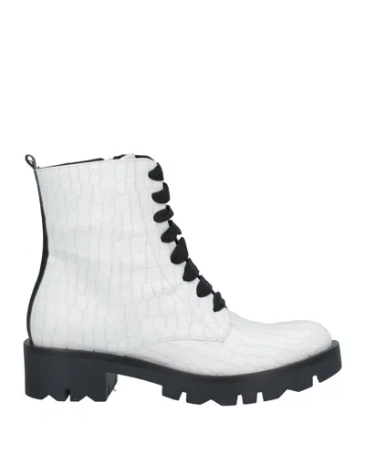 Tosca Blu Ankle Boots In White