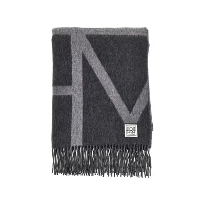 Totême Brushed Wool Monogram Scarf In Grey