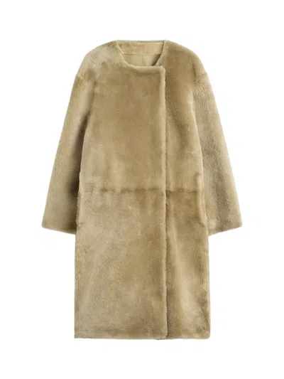 Totême Toteme Collarless Shearling Coat Rye In Yellow