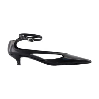 Totême Toteme Kitten Pumps In Black