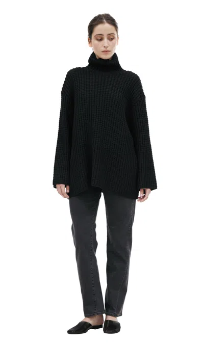 Totême Knitted Cotton Sweater In Black