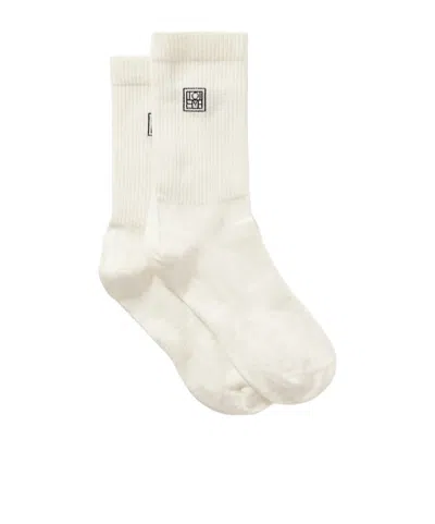 Totême Logo-intarsia Ribbed-knit Socks In White