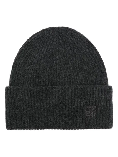 Totême Ribbed Beanie In Grey