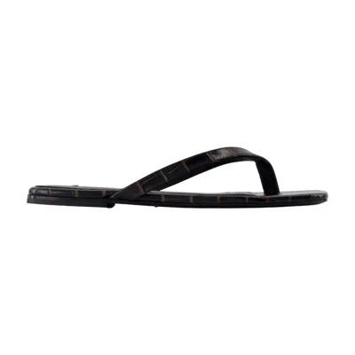 Totême Toteme Leather Thong Sandals In Black