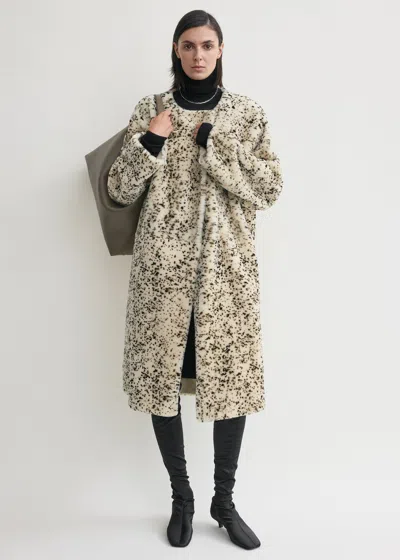 Totême Stracciatella Shearling Coat Black/white In Green