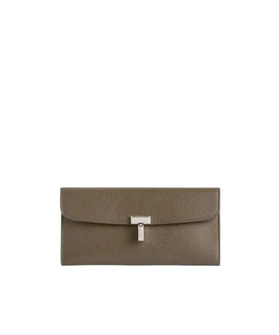 Totême T-lock Leather Wallet In Green
