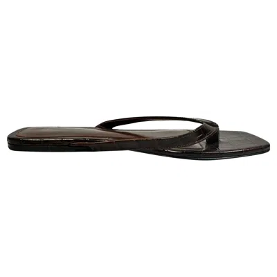Pre-owned Totême The Flip-flop Croc-effect Flip Flops In Brown Leather In Black