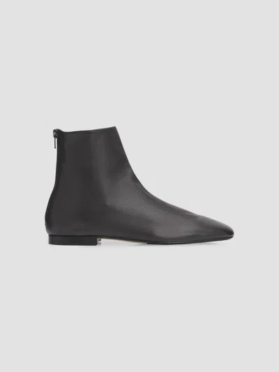 Totême Contour Leather Ankle Boots In Black