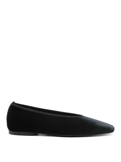 Totême Minimalist Velvet Ballerinas In Black