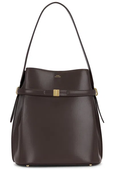 Totême Belted Leather Bucket Bag In Bark