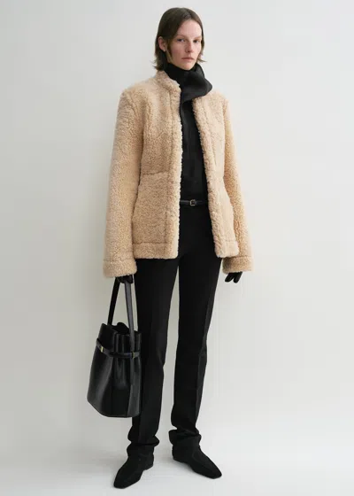 TOTÊME CINCHED SHEARLING JACKET BUTTER