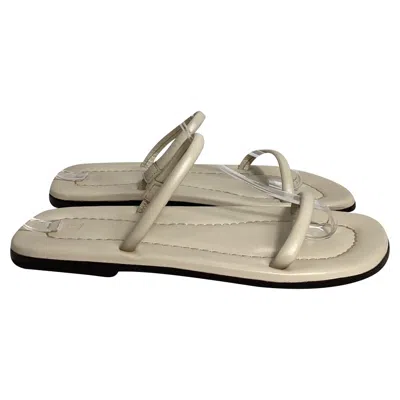 Totême City Flat Sandals In Cream Leather In Neutral