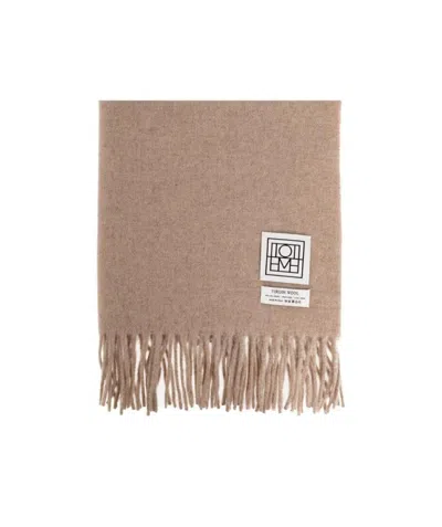 Totême Fine-knit Fringe-edge Scarf In Nude