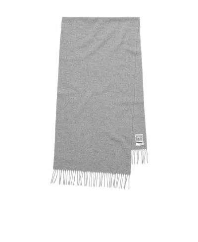 Totême Fringe-edge Knit Scarf In Gray