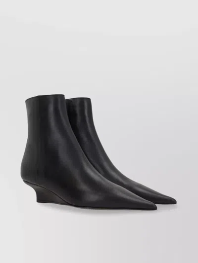 Totême Women's Elegant And Modern Leather Ankle Boots With Zip In Black