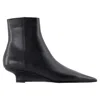 Totême Toteme Sharp 50 Leather Ankle Boots In Black