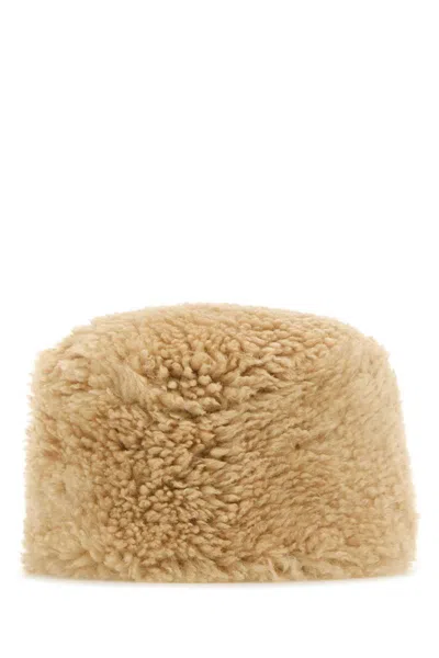 Totême Toteme Pillowbox Shearling Hat In Cream
