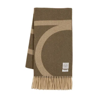 Totême Toteme Monogram Jacquard Scarf In Brown