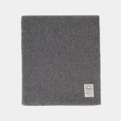 Totême Toteme Wide Classic Scarf In Grey