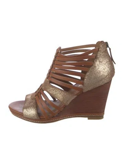 Pre-owned Trask Leather Pumps In Brown