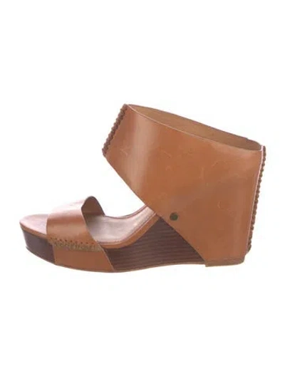 Pre-owned Trask Leather Sandals In Neutrals