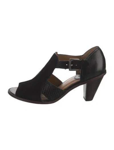 Pre-owned Trask Leather T-strap Sandals In Black