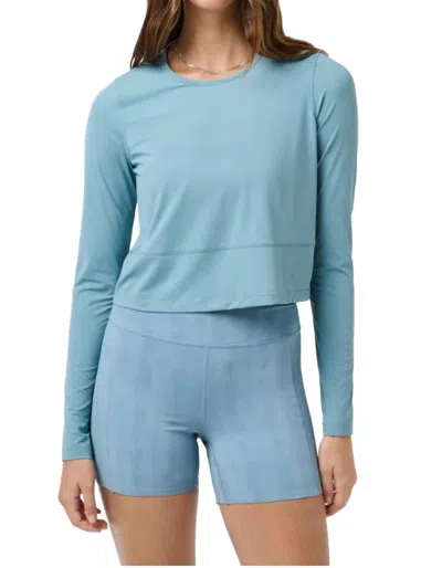 Travismathew Moveknit Solstice Crop Long Sleeve T-shirt In Smoke Blue