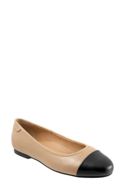Trotters Clara Cap Toe Flat In Beige/black