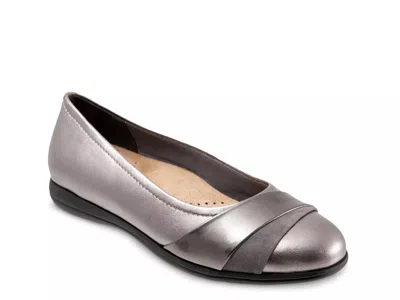 Trotters Danni Flat In Gray