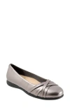 Trotters Daphne Flat In Gray