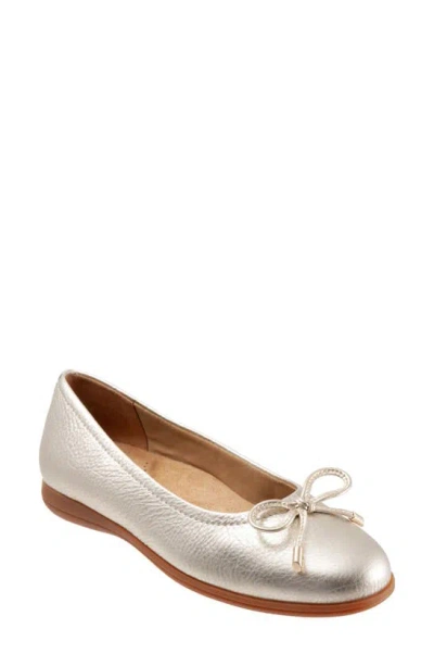 Trotters Dellis Ballet Flat In Champagne Leather
