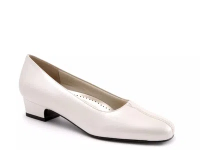 Trotters Doris Pump In White