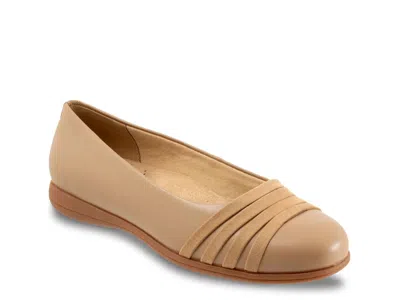Trotters Drew Ballet Flat In Nude