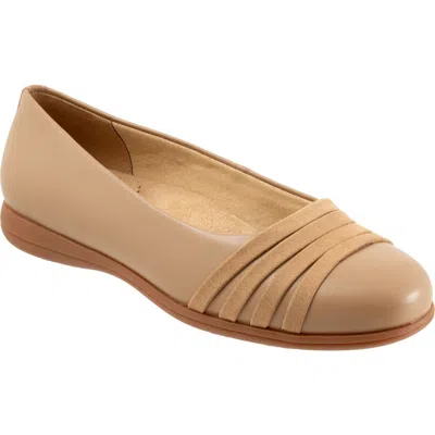 Trotters Drew Wedge Slip-on In Beige