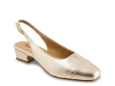 Trotters Extra Wide Width Dea Pump In Gold