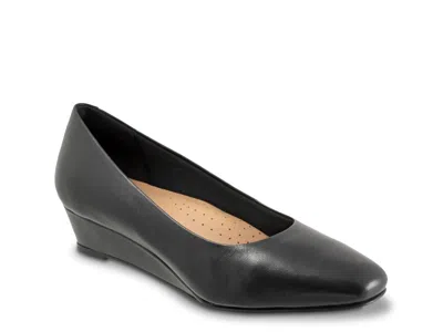 Trotters Extra Wide Width Denisse Pump In Black