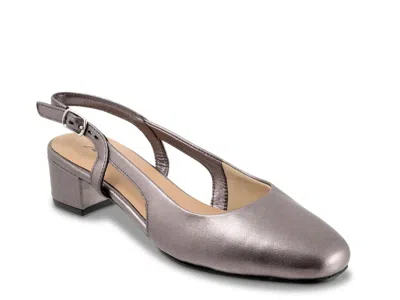 Trotters Extra Wide Width Dottie Pump In Gray