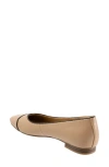 Trotters Harbor Cap Toe Flat In Beige/black