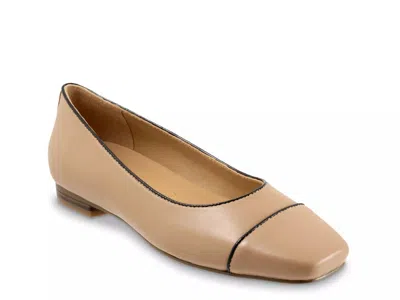 Trotters Harbor Flat In Brown