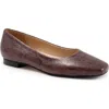Trotters Honor Flat In Brown