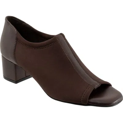 Trotters Lennon Peep Toe Block Heel Pump In Brown