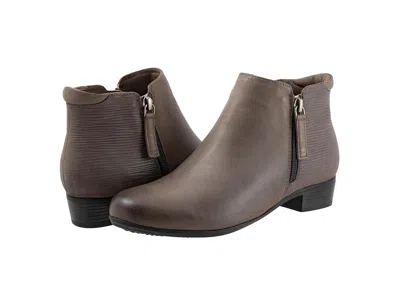 Trotters Major Embossed In Gray
