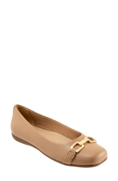 Trotters Sadie Flat In Beige