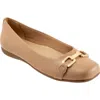 Trotters Wide Width Sadie Flat In Brown